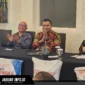 Suasana diskusi santai dan hangat antara jajaran manajemen PT Pupuk Indonesia (Persero) dengan rekan media saat membahas mekanisme penyaluran pupuk bersubsidi di Manado.