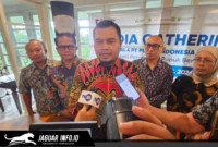 Regional CEO Regional 4 PT Pupuk Indonesia, Wishnu Ramadhani, saat melakukan doorstop bersama media dengan didampingi para Senior Manager di Manado, Sulawesi Utara.