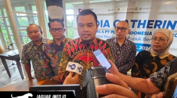 Regional CEO Regional 4 PT Pupuk Indonesia, Wishnu Ramadhani, saat melakukan doorstop bersama media dengan didampingi para Senior Manager di Manado, Sulawesi Utara.