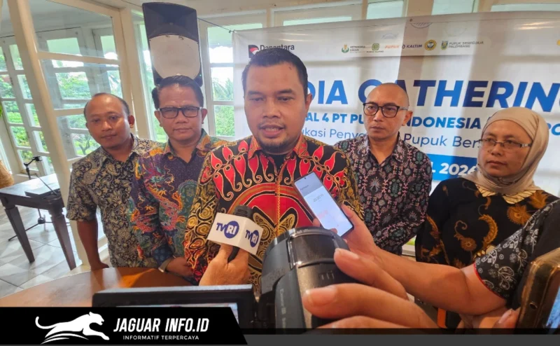 Regional CEO Regional 4 PT Pupuk Indonesia, Wishnu Ramadhani, saat melakukan doorstop bersama media dengan didampingi para Senior Manager di Manado, Sulawesi Utara.