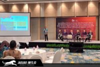 Kepala OJK Sulutgomalut, Robert Sianipar, saat memaparkan strategi percepatan akses permodalan bagi UMKM dalam kegiatan optimalisasi lembaga jasa keuangan di Manado.