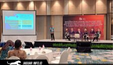 Kepala OJK Sulutgomalut, Robert Sianipar, saat memaparkan strategi percepatan akses permodalan bagi UMKM dalam kegiatan optimalisasi lembaga jasa keuangan di Manado.