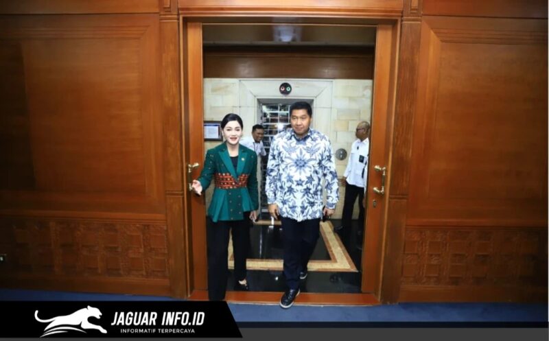 Ketua Dewan Komisioner OJK Friderica Widyasari Dewi berbincang mengenai kebijakan akses kredit rumah di Jakarta.