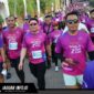 Kapolda Sulut Irjen Pol Roycke Harry Langie bersama Ketua Bhayangkari Daerah Sulut Ny. Joan Roycke Langie saat mengikuti ajang Kemala Run 2026 di Bali. 