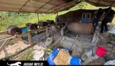 Personel Satreskrim Polres Tomohon saat mengamankan barang bukti berupa mesin tromol dan bahan kimia di lokasi penambangan emas ilegal Desa Teling.