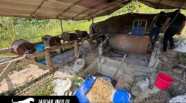 Personel Satreskrim Polres Tomohon saat mengamankan barang bukti berupa mesin tromol dan bahan kimia di lokasi penambangan emas ilegal Desa Teling.