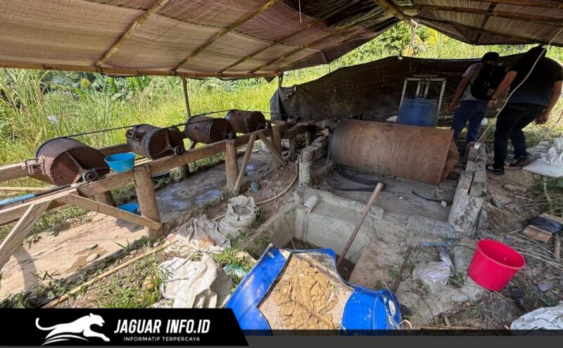 Personel Satreskrim Polres Tomohon saat mengamankan barang bukti berupa mesin tromol dan bahan kimia di lokasi penambangan emas ilegal Desa Teling.