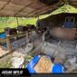 Personel Satreskrim Polres Tomohon saat mengamankan barang bukti berupa mesin tromol dan bahan kimia di lokasi penambangan emas ilegal Desa Teling.