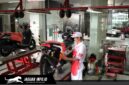 Mekanik ahli di bengkel AHASS sedang melakukan pengecekan rutin untuk memastikan keamanan dan kenyamanan pengendara motor Honda.