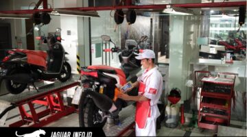 Mekanik ahli di bengkel AHASS sedang melakukan pengecekan rutin untuk memastikan keamanan dan kenyamanan pengendara motor Honda.