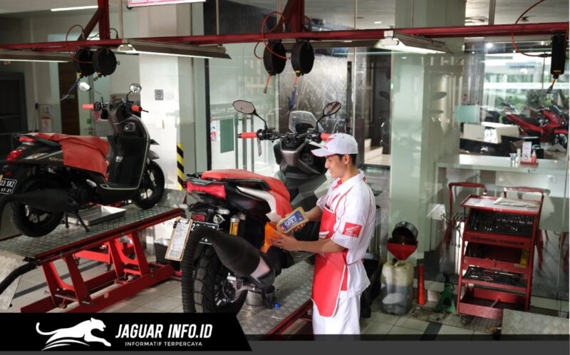 Mekanik ahli di bengkel AHASS sedang melakukan pengecekan rutin untuk memastikan keamanan dan kenyamanan pengendara motor Honda.