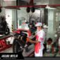 Mekanik ahli di bengkel AHASS sedang melakukan pengecekan rutin untuk memastikan keamanan dan kenyamanan pengendara motor Honda.