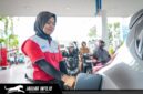 Petugas SPBU di Makassar melakukan pengisian Pertamax Turbo untuk memastikan pelayanan distribusi energi di wilayah Sulawesi berjalan maksimal.