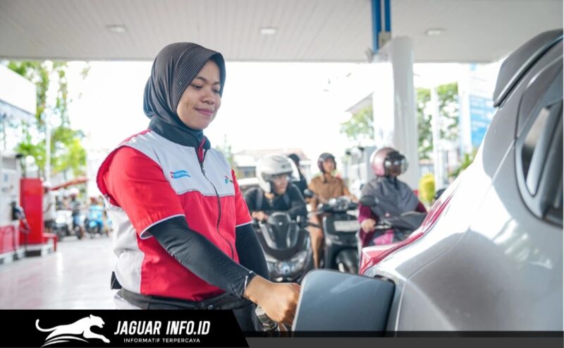 Petugas SPBU di Makassar melakukan pengisian Pertamax Turbo untuk memastikan pelayanan distribusi energi di wilayah Sulawesi berjalan maksimal.