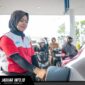 Petugas SPBU di Makassar melakukan pengisian Pertamax Turbo untuk memastikan pelayanan distribusi energi di wilayah Sulawesi berjalan maksimal.
