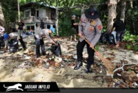 Personel Ditpolairud Polda Sulut dan jurnalis saat mengumpulkan sampah plastik dalam aksi bersih pantai Lembeh di Pantai Serena, Jumat (24/4/2026).