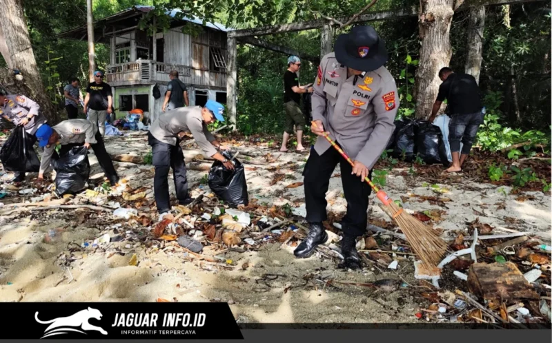 Personel Ditpolairud Polda Sulut dan jurnalis saat mengumpulkan sampah plastik dalam aksi bersih pantai Lembeh di Pantai Serena, Jumat (24/4/2026).