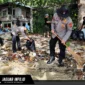 Personel Ditpolairud Polda Sulut dan jurnalis saat mengumpulkan sampah plastik dalam aksi bersih pantai Lembeh di Pantai Serena, Jumat (24/4/2026).