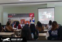 Instruktur Safety Riding DAW, Andhika Reynold Salindeho, saat memberikan materi edukasi mengenai pentingnya ketenangan dan fokus dalam berkendara kepada para peserta perempuan di Manado.