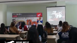 Instruktur Safety Riding DAW, Andhika Reynold Salindeho, saat memberikan materi edukasi mengenai pentingnya ketenangan dan fokus dalam berkendara kepada para peserta perempuan di Manado.