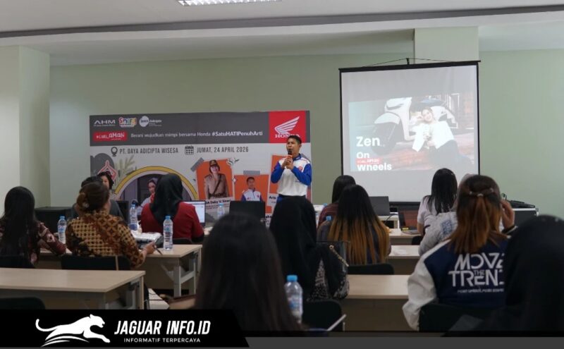Instruktur Safety Riding DAW, Andhika Reynold Salindeho, saat memberikan materi edukasi mengenai pentingnya ketenangan dan fokus dalam berkendara kepada para peserta perempuan di Manado.