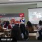 Instruktur Safety Riding DAW, Andhika Reynold Salindeho, saat memberikan materi edukasi mengenai pentingnya ketenangan dan fokus dalam berkendara kepada para peserta perempuan di Manado.