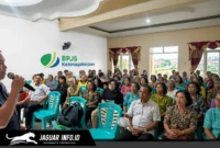 Seorang karyawan BPJS Ketenagakerjaan sementara memberikan penjelasan mendalam mengenai manfaat program kepada warga di salah satu lingkungan RT di Manado.