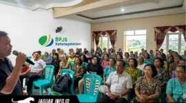 Seorang karyawan BPJS Ketenagakerjaan sementara memberikan penjelasan mendalam mengenai manfaat program kepada warga di salah satu lingkungan RT di Manado.