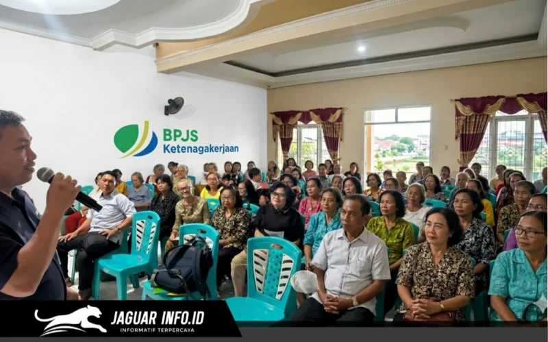 Seorang karyawan BPJS Ketenagakerjaan sementara memberikan penjelasan mendalam mengenai manfaat program kepada warga di salah satu lingkungan RT di Manado.