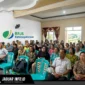 Seorang karyawan BPJS Ketenagakerjaan sementara memberikan penjelasan mendalam mengenai manfaat program kepada warga di salah satu lingkungan RT di Manado.