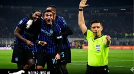 Penunjuk wasit Serie A, Gianluca Rocchi, saat memantau jalannya pertandingan di Liga Italia.