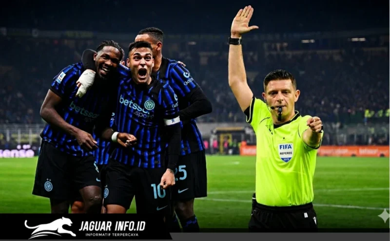 Penunjuk wasit Serie A, Gianluca Rocchi, saat memantau jalannya pertandingan di Liga Italia.