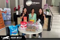 Perwakilan manajemen PT Daya Adicipta Wisesa saat menyerahkan bantuan paket sembako kepada orang tua balita sebagai bagian dari program perbaikan gizi.