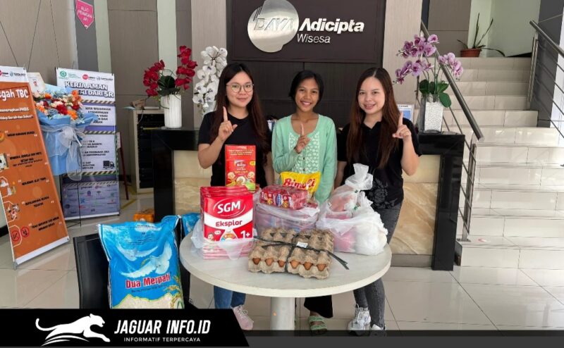 Perwakilan manajemen PT Daya Adicipta Wisesa saat menyerahkan bantuan paket sembako kepada orang tua balita sebagai bagian dari program perbaikan gizi.