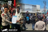 Suasana mahasiswa asal Papua saat menyampaikan aspirasi melalui aksi damai di depan gerbang Mapolda Sulut, Senin (27/04/2026).
