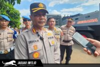 Jurnalis saat melakukan wawancara langsung dengan Kapolresta Manado Kombes Pol Irham Halid terkait pengamanan aksi damai mahasiswa Papua di depan Mapolda Sulut.