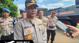 Jurnalis saat melakukan wawancara langsung dengan Kapolresta Manado Kombes Pol Irham Halid terkait pengamanan aksi damai mahasiswa Papua di depan Mapolda Sulut.
