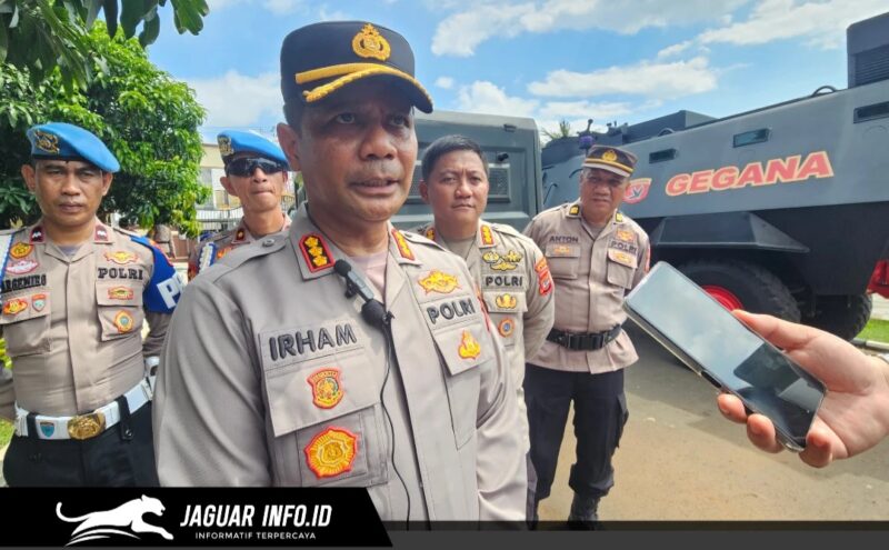 Jurnalis saat melakukan wawancara langsung dengan Kapolresta Manado Kombes Pol Irham Halid terkait pengamanan aksi damai mahasiswa Papua di depan Mapolda Sulut.