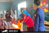 Warga Kelurahan Tamalabba saat mempraktikkan penggunaan APAR dalam agenda edukasi keselamatan Pertamina Makassar bersama tim HSSE dan Damkar.