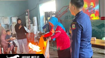 Warga Kelurahan Tamalabba saat mempraktikkan penggunaan APAR dalam agenda edukasi keselamatan Pertamina Makassar bersama tim HSSE dan Damkar.