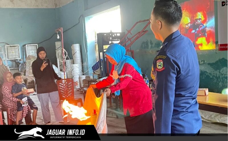 Warga Kelurahan Tamalabba saat mempraktikkan penggunaan APAR dalam agenda edukasi keselamatan Pertamina Makassar bersama tim HSSE dan Damkar.