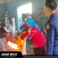 Warga Kelurahan Tamalabba saat mempraktikkan penggunaan APAR dalam agenda edukasi keselamatan Pertamina Makassar bersama tim HSSE dan Damkar.