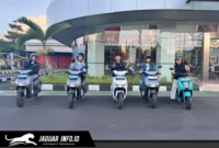 Peserta Honda EVening Ride saat melintasi jalur perkotaan menggunakan sepeda motor listrik Honda pada Sabtu (25/4/2026).