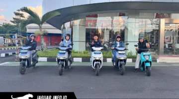 Peserta Honda EVening Ride saat melintasi jalur perkotaan menggunakan sepeda motor listrik Honda pada Sabtu (25/4/2026).