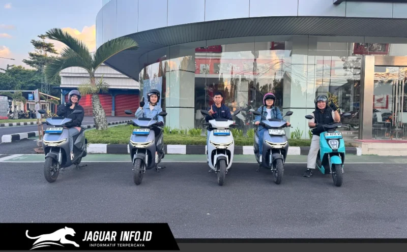 Peserta Honda EVening Ride saat melintasi jalur perkotaan menggunakan sepeda motor listrik Honda pada Sabtu (25/4/2026).