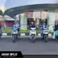 Peserta Honda EVening Ride saat melintasi jalur perkotaan menggunakan sepeda motor listrik Honda pada Sabtu (25/4/2026).
