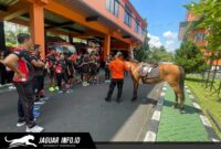 Personel Basarnas Sulut sedang mempraktikkan teknik kendali hewan saat latihan berkuda untuk mendukung operasi SAR di wilayah Manado.