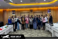 Perwakilan Bank Indonesia Provinsi Sulawesi Utara berfoto bersama dengan jajaran Tim Percepatan dan Perluasan Digitalisasi Daerah (TP2DD) dari berbagai kabupaten/kota se-Sulawesi Utara usai kegiatan koordinasi strategi pemenangan Championship P2DD 2026.