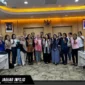 Perwakilan Bank Indonesia Provinsi Sulawesi Utara berfoto bersama dengan jajaran Tim Percepatan dan Perluasan Digitalisasi Daerah (TP2DD) dari berbagai kabupaten/kota se-Sulawesi Utara usai kegiatan koordinasi strategi pemenangan Championship P2DD 2026.
