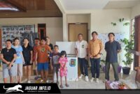 Perwakilan Sahabat Kapolda saat menyerahkan bantuan alat pendingin dan bahan pokok di salah satu panti asuhan di Sulawesi Utara, Selasa (28/4/2026).